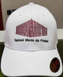 Gorra blanca con el bordado del logo de Nacional Monte de Piedad.