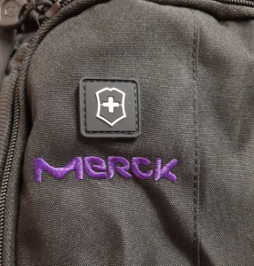 Mochila de la marca Swissbrand con un bordado color morado.