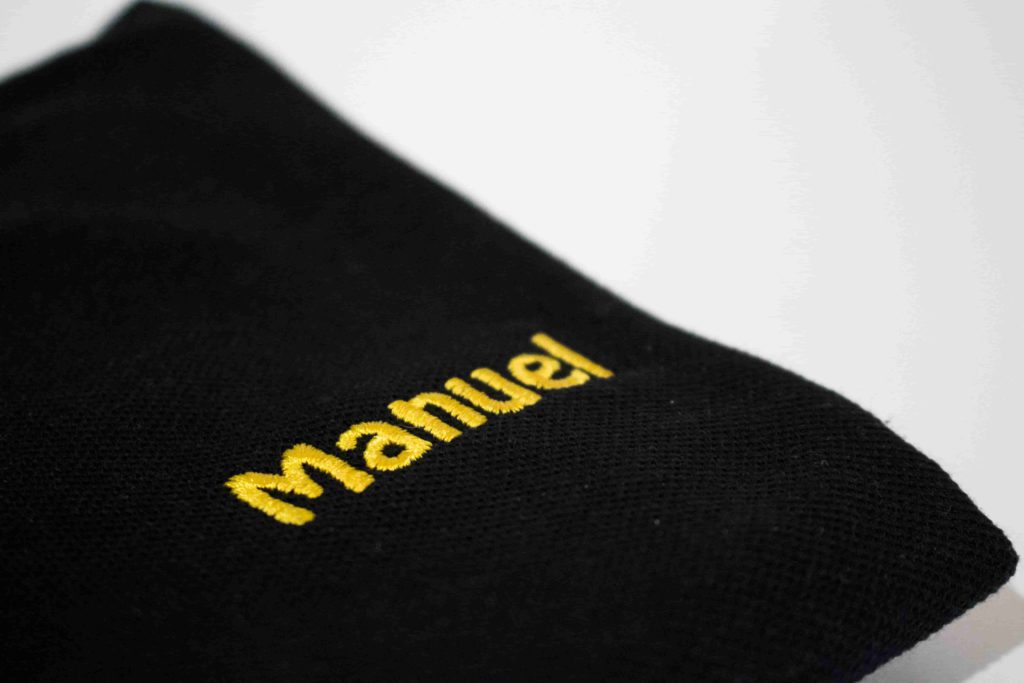 Playera bordada con el nombre "Manuel"