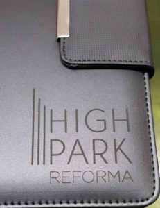 Carpeta graba a laser con el logo de High Park Reforma.