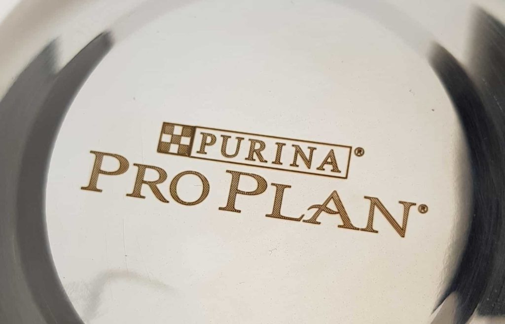 Plato de comida para perro grabado con el logo de Purina Pro Plan.