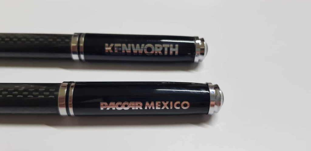 Plumas grabadas con el logo de Kenworth y PaccarMéxico.